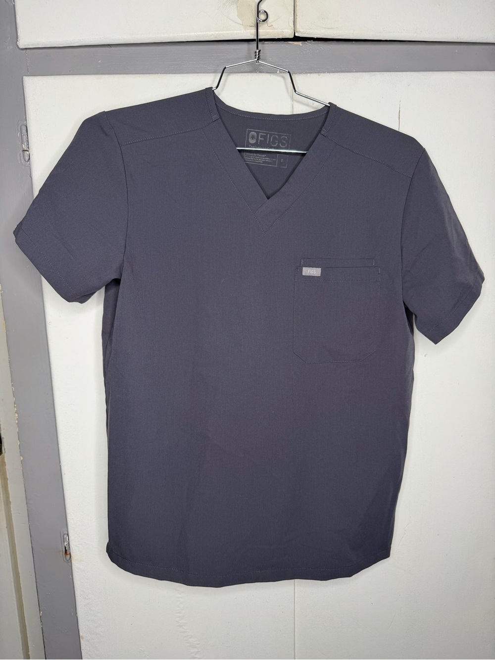 Figs Leon Three Pocket Scrub Top Men's size Small dark gray FM1500
